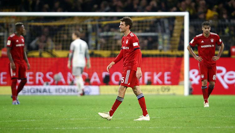 Para pemain Bayern Munchen tertunduk lesu usai kalah dari Borussia Dortmund. - INDOSPORT