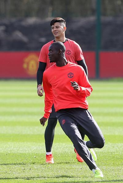 Eric Bailly (depan) dan Marcos Rojo, 2 pemain Manchester United yang disebut-sebut akan dilepas. Copyright: INDOSPORT