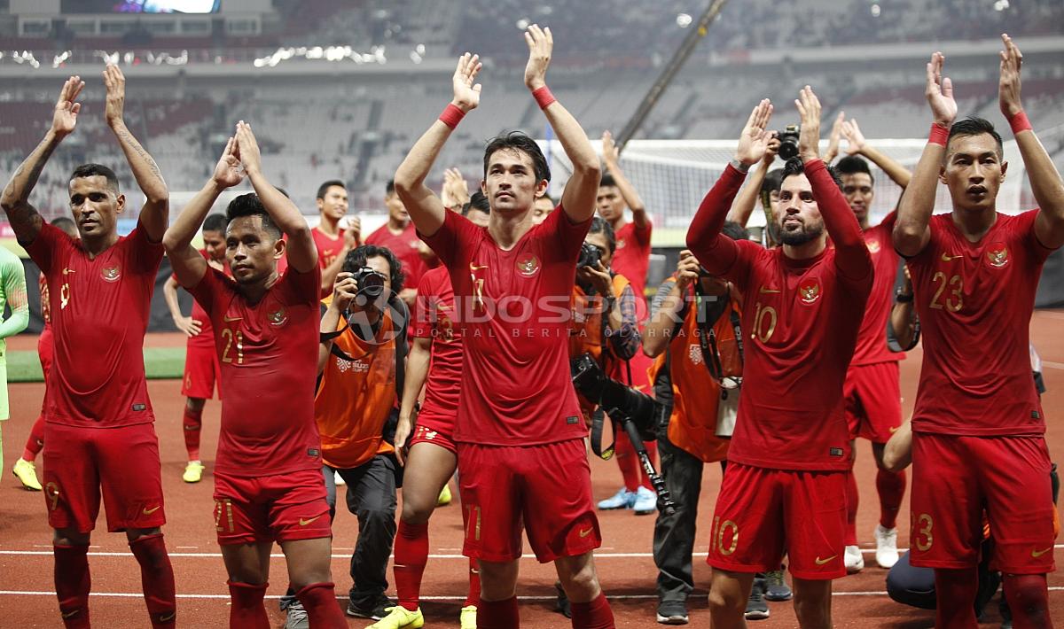Sejumlah pemain Timnas sepakbola Indonesia memberikan penghormatan kepada para suporter yang hadir.
