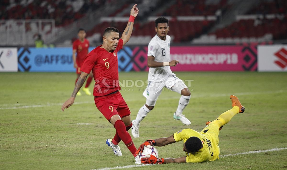 Striker Timnas Indonesia, Alberto Goncalves mencoba melewati kiper Timor Leste, Fagio Augusto (kanan).