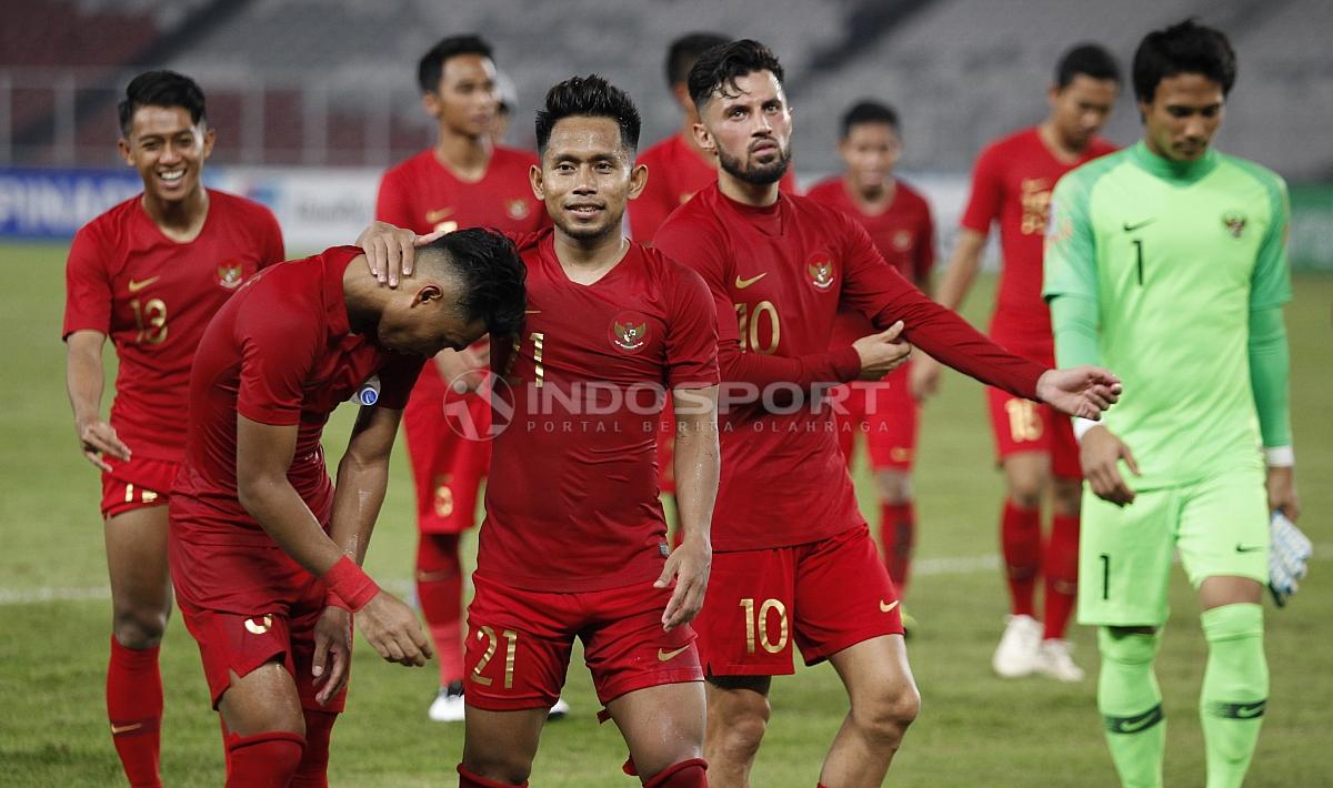 Andik Vermansah (kedua dari kiri) terlihat merangkul pencetak gol penyama Indonesia atas Timor Leste, Alfath Faathier (kiri).