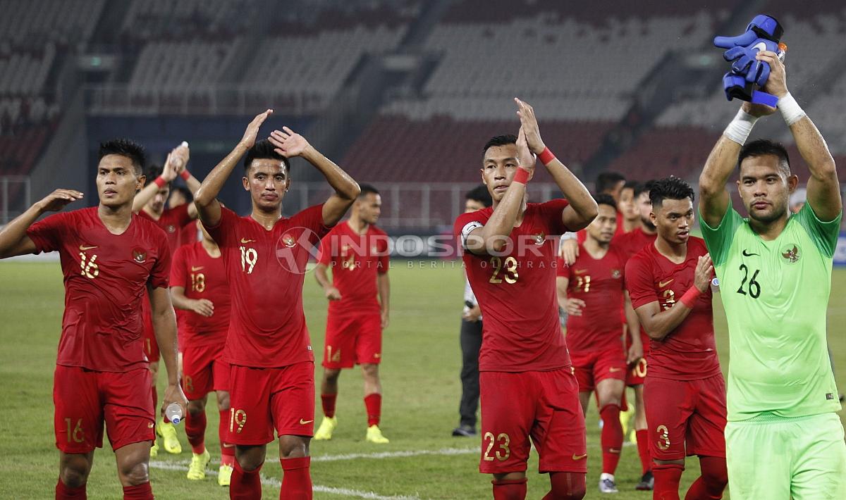 Sejumlah pemain Timnas Indonesia memberikan penghormatan kepada suporter yang hadir di stadion.
