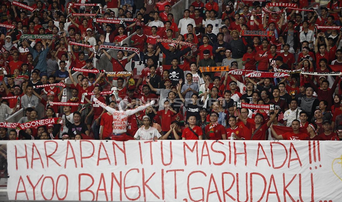 Spanduk dukungan yang dibentangkan para suporter Indonesia sepanjang laga.
