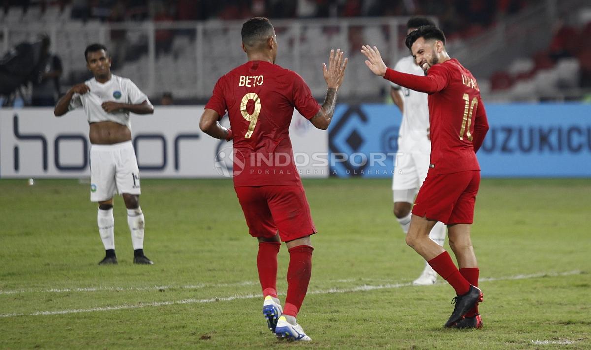 Alberto Goncalves menghampiri Stefano Lilipaly usai mencetak gol kedua untuk Indonesia.