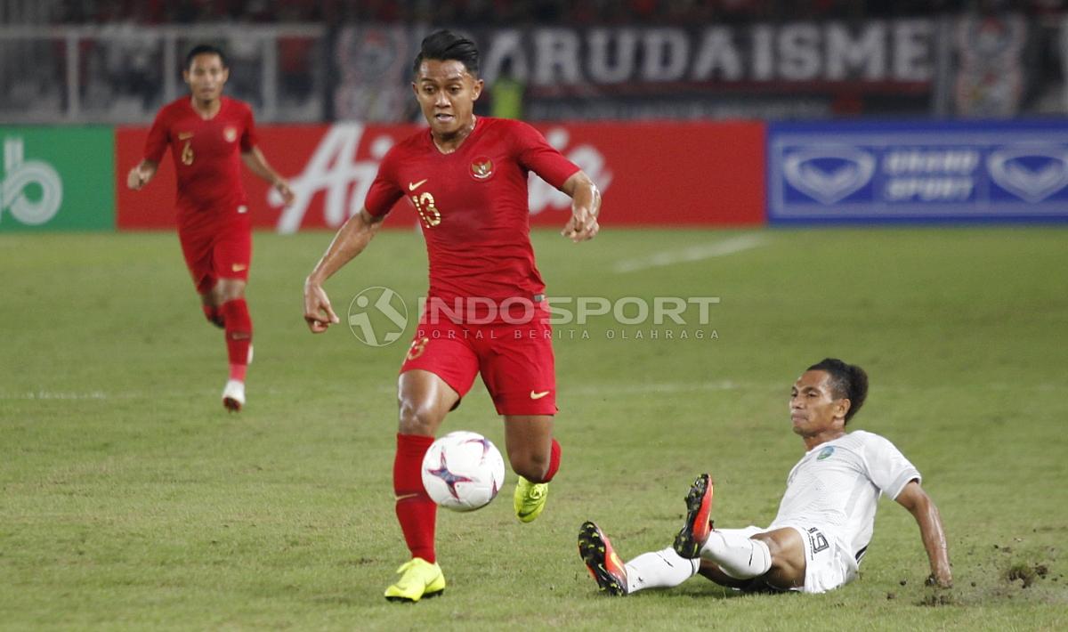 Febri Haryadi berhasil melewati penjagaan pemain belakang Timor Leste.