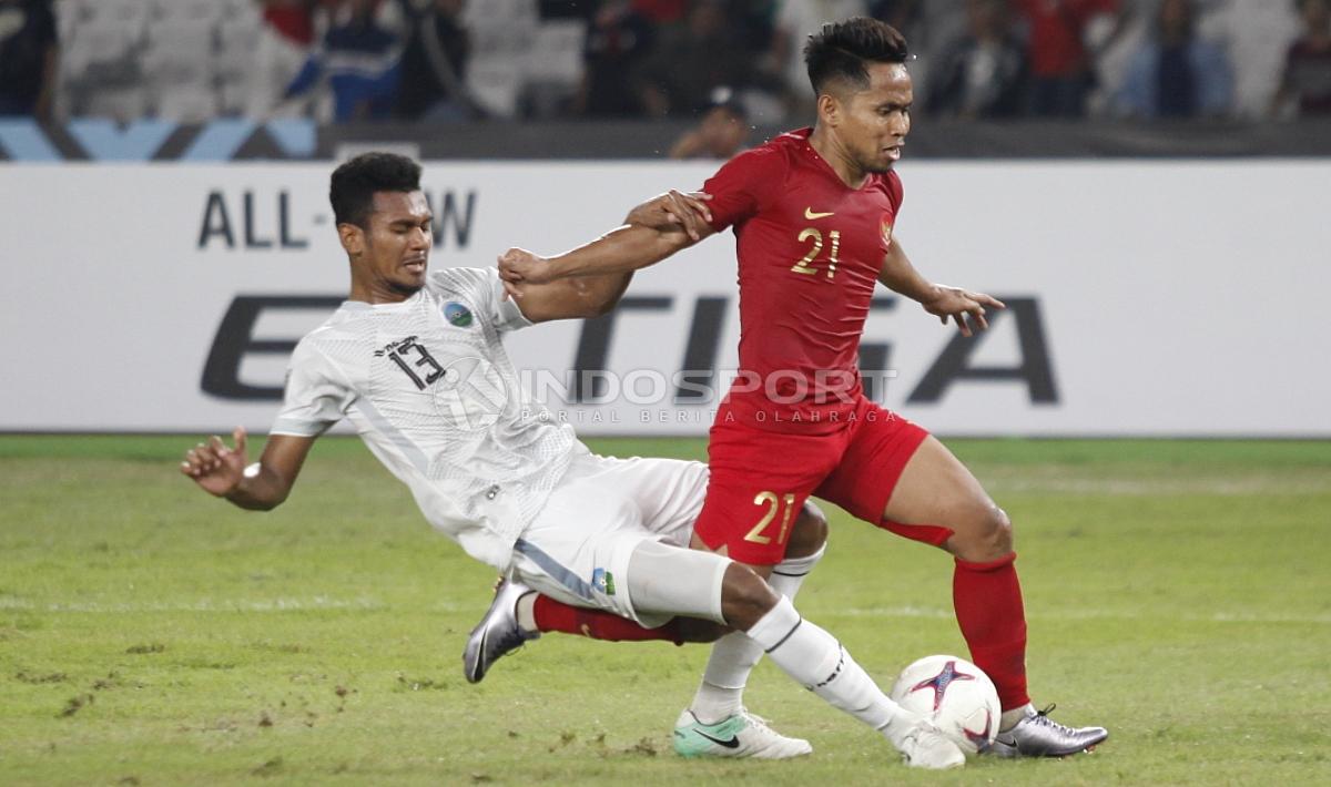 Andik Vermansah mendapatkan tekel keras dari pemain belakang Timor Leste.