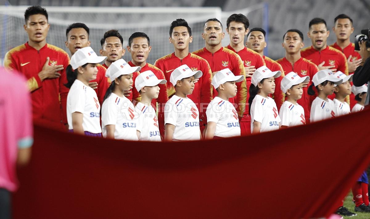 Skuat Timnas Indonesia saat menyanyikan lagu kebangsaan Indonesia Raya.