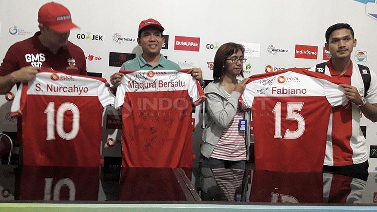 Hanif Ashar (kanan) bersama Gomes De Oliviera saat memamerkan Jersey yg dilelang