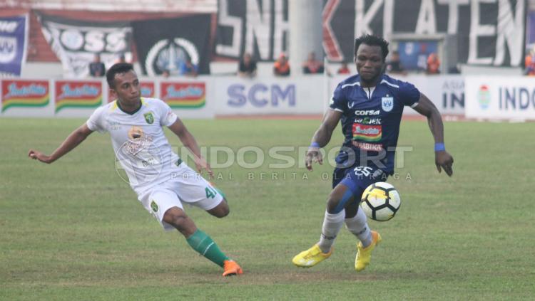 Ibrahim Conteh (kanan), pemain PSIS Semarang. Copyright: Ronald Seger Prabowo/INDOSPORT