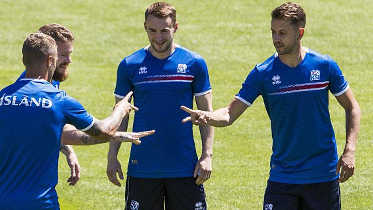 Contoh para pemain Timnas Islandia saat melakukan suit.