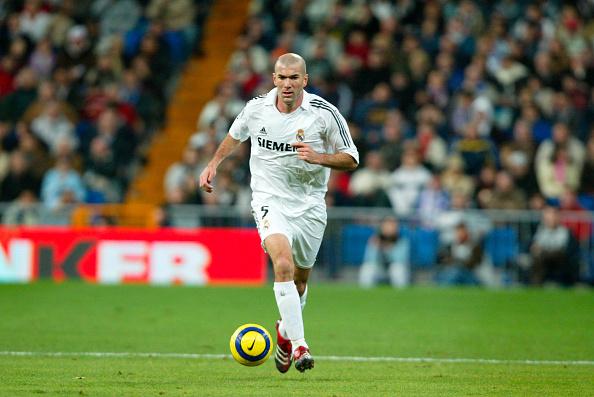 Zinedine Zidane saat masih aktif menjadi pemain Real Madrid. Copyright: Getty Images