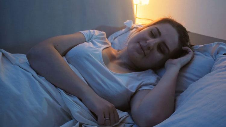 Cara turunkan berat badan saat tidur salah satunya dengan keadaan gelap. Copyright: VideoBlocks