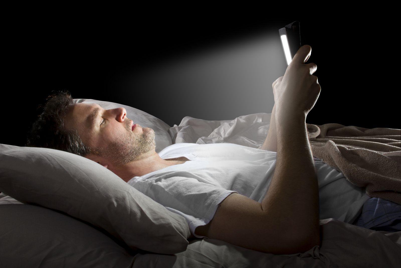 Cara turunkan berat badan saat tidur salah satunya dengan tidak melihat gadgets. Copyright: Harvard Health