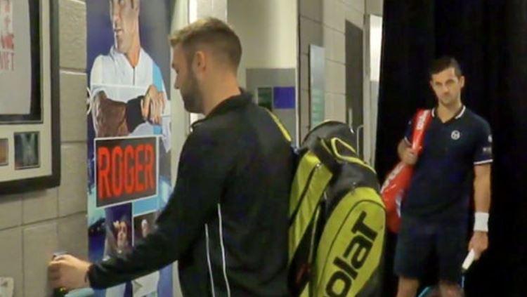 Jack Sock saat mencoba menemukan kata sandi pintu ruang ganti Roger Federer.