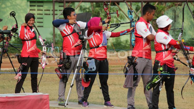 Atlet panahan saat pelatnas di Lapangan KONI Surabaya.