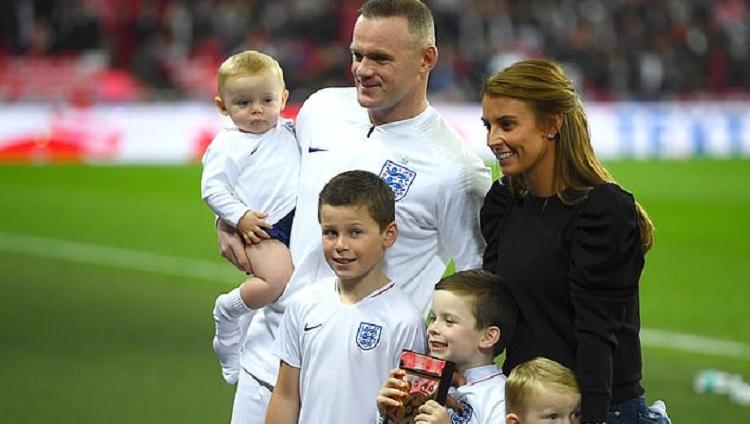 Wayne Rooney bersama istri dan keempat anaknya. - INDOSPORT