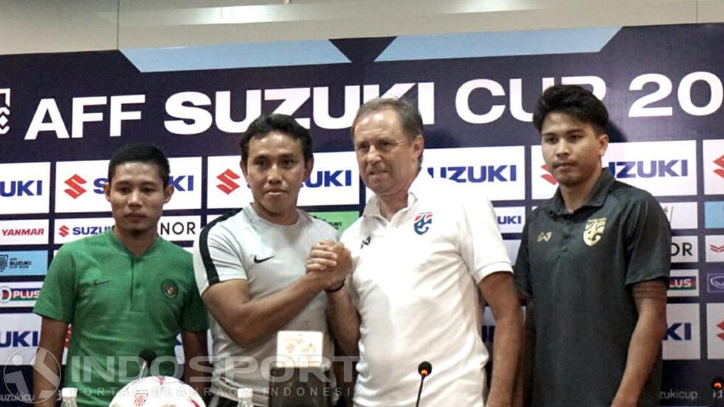 Pelatih Thailand, Milovan Rajevac dan Bima Sakti Copyright: INDOSPORT/Petrus Manus daYerrimon