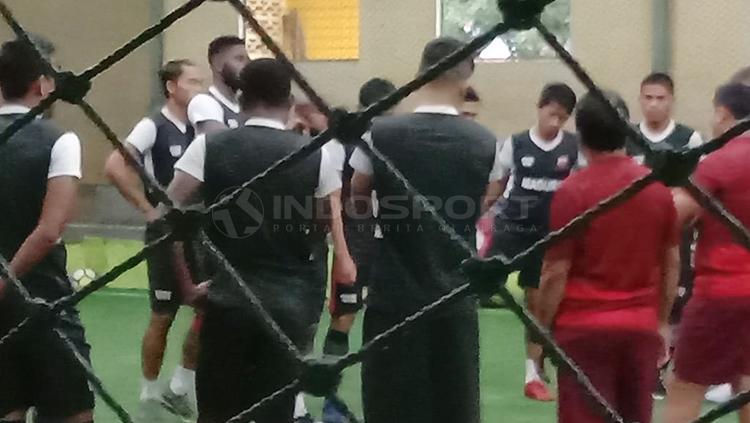 Pemain Madura United menjalani latihan di lapangan Futsal Copyright: Kesuma Ramadhan/INDOSPORT