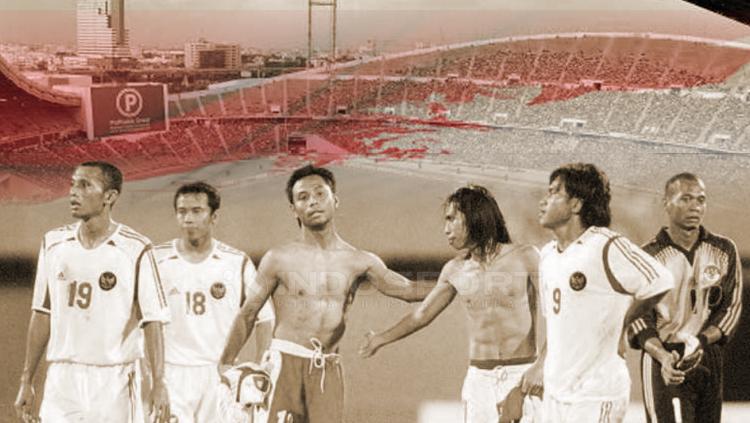 Timnas Indonesia pada laga Piala AFF 2004 usai dikalahkan Thailand di Stadion Rajamangala