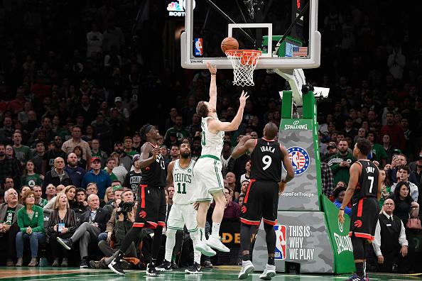 Duel pemain Boston Celtics vs Toronto Raptors. Copyright: INDOSPORT