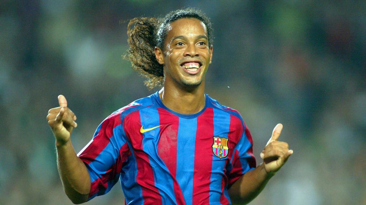 Ronaldinho saat berseragam Barcelona. Copyright: Getty Images