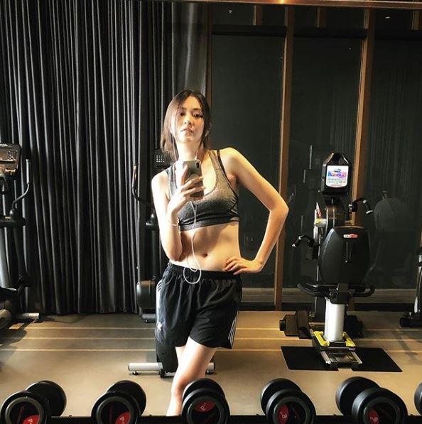 Sirin Triwutpipatkul sedang berolahraga di gym. Copyright: Instagram/sirinlily