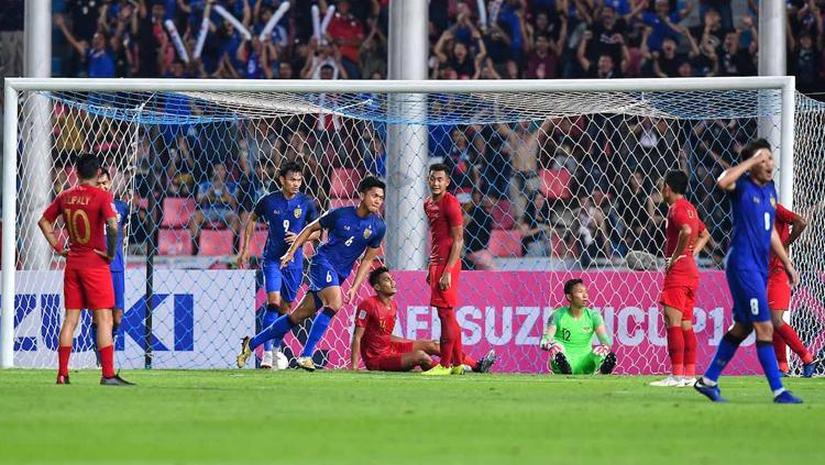 Para pemain Timnas Indonesia tertunduk lesu setelah dibobol Thailand. Copyright: affsusuzkicup.com