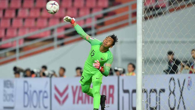 Awan Setho melempar bola ke tengah gawang melawan Thailand