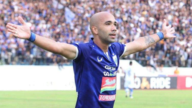 Selebrasi striker PSIS Semarang Bruno Silva usai cetak gol ke gawang Persib Bandung di Liga 1, minggu (18/11/18). Copyright: Twitter/@psisofficial