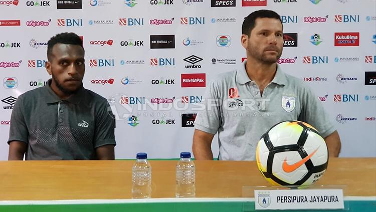Pelatih Persipura Oswaldo Lessa di sesi konferensi pers.