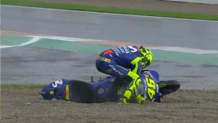 Valentino Rossi saat jatuh dan keluar lintasan di GP Valencia. Copyright: Twitter.com/MotoGP