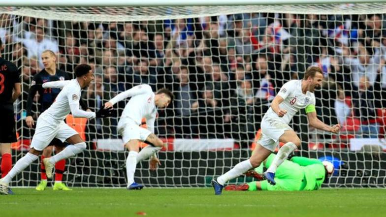 Penyerang Inggris Harry Kane melakukan selebrasi usai menjebol gawang Kroasia.