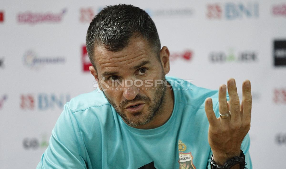 Pelatih Bhayangkara FC, Simon McMenemy.