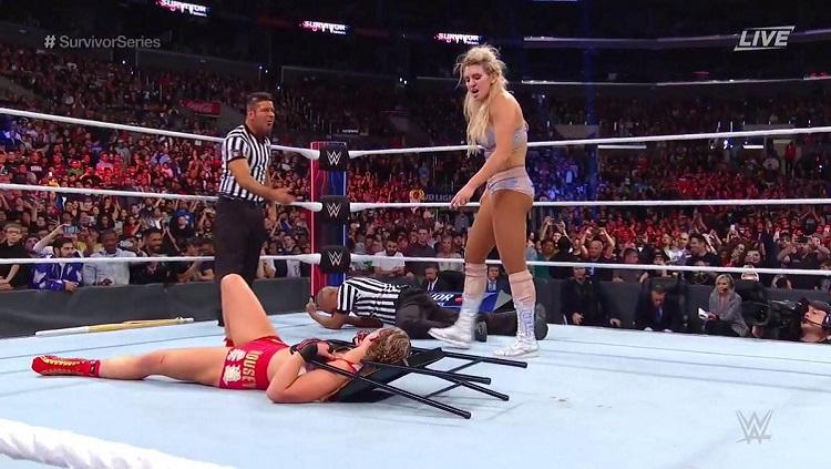 Ronda Rousey dihancurkan Charlotte Flair dengan tongka kendo dan kursi baja Copyright: Twitter/WWE