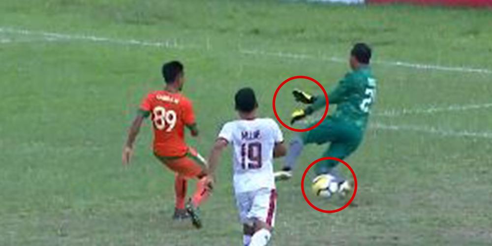 Keanehan kiper PSMP Mojokerto menghalau bola