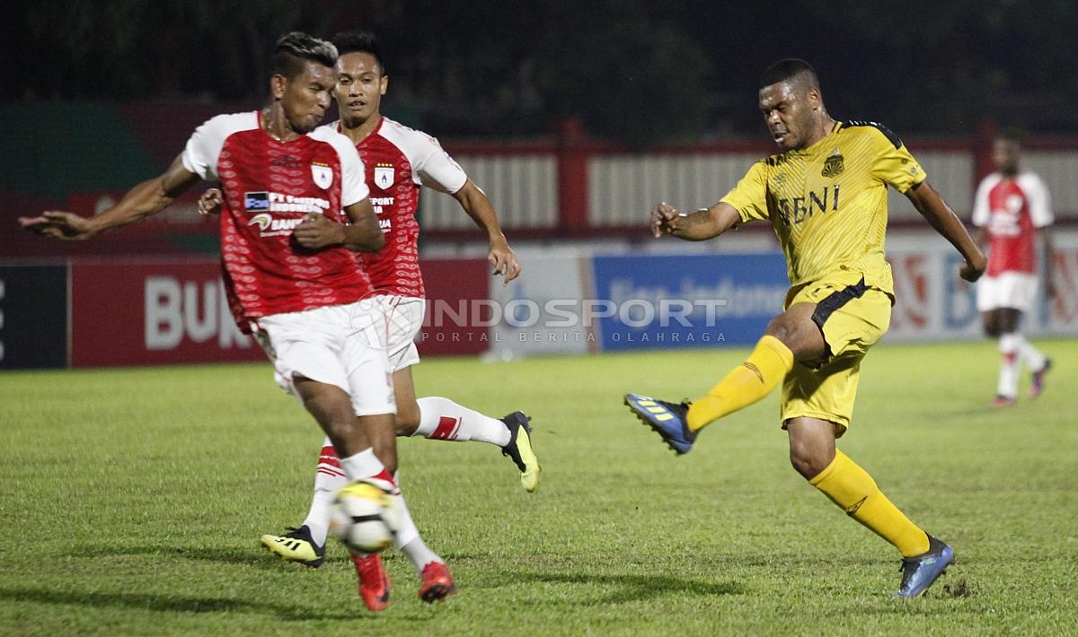 Pemain BFC, Vendry Movu melesatkan tendangan ke arah gawang Persipura. Copyright: Herry Ibrahim/INDOSPORT