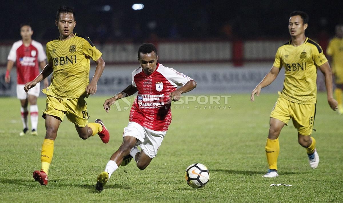 Aksi pemain Persipura, Todd Rivaldo Ferre (tengah) menggiring bola ke pertahanan BFC. Copyright: Herry Ibrahim/INDOSPORT