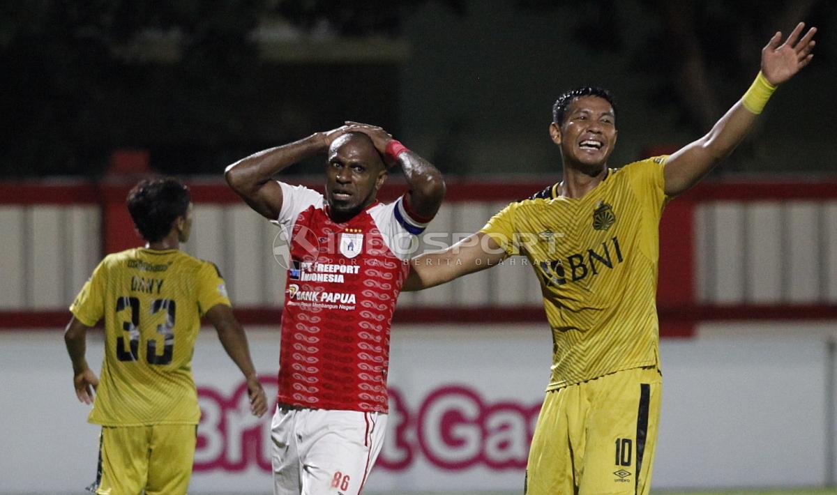 Persipura resmi melepas striker andalannya, Boaz Solossa (tengah).