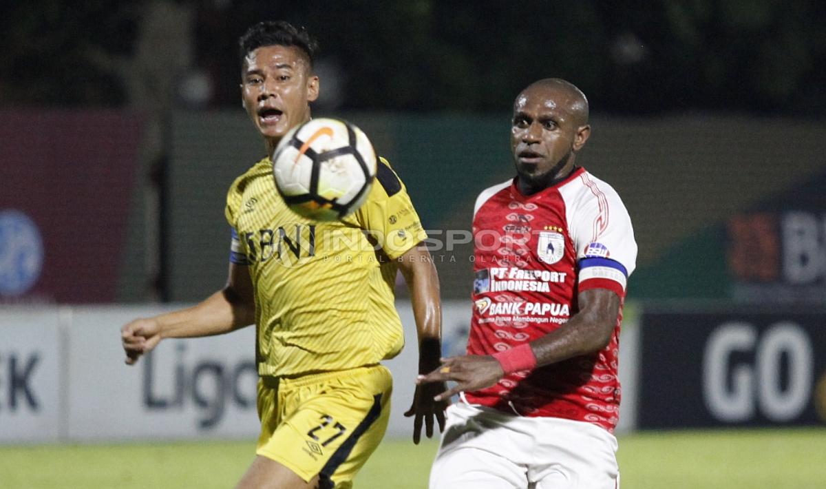 Duel kapten Bhayangkara FC, Indra Kahfi (kiri) dengan striker Persipura, Boaz Solossa.