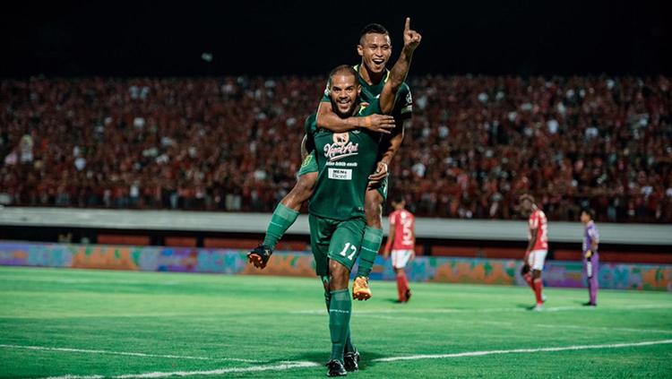Selebrasi pemain Persebaya David da Silva dan Osvaldo Haay setelah mencetak gol ke gawang Bali United di Liga 1 2018, Minggu (18/11/18).
