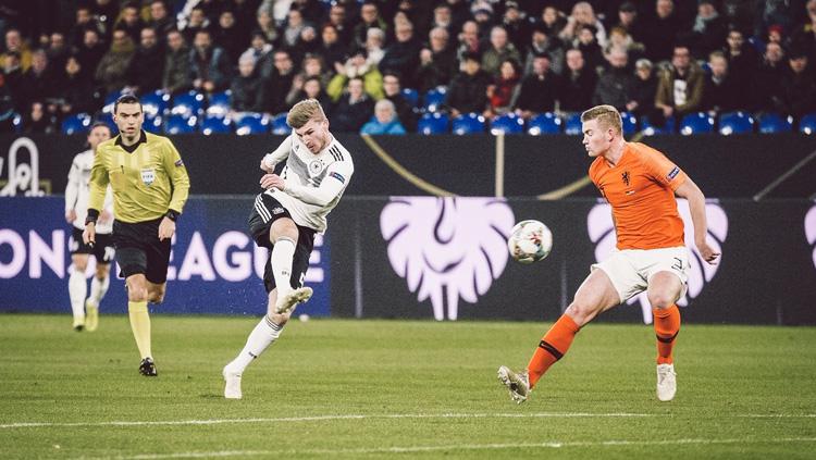 Striker Jerman Timo Werner saat menendang bola ke gawang Belanda dalam ajang UEFA Nations League, Selasa (20/11/18). Copyright: Getty Images