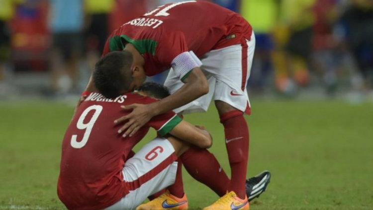 Muchlis Hadi dan Manahati Lestusen usai gagal di Sea Games 2015 bersama Timnas Indonesia. Copyright: Antara