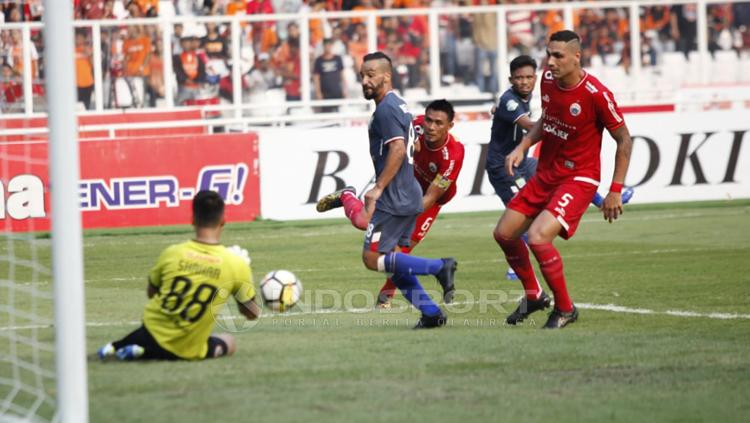 Shahar Ginanjar berhaisl mengamankan bola dari tendangan Saddil Ramdani