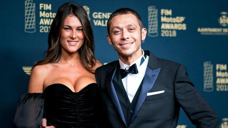 Pembalap Petronas Yamaha SRT, Valentino Rossi mendapat hadiah romantis dari sang pacar yang bernama Francesca Sofia Novello usai melakoni balapan terakhir. - INDOSPORT