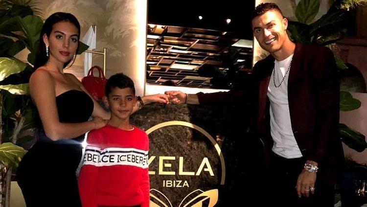 Kekasih Cristiano Ronaldo, Georgina Rodriguez menunjukkan pesona kecantikannya saat berlibur di suatu tempat yang memiliki pemandangan laut indah.