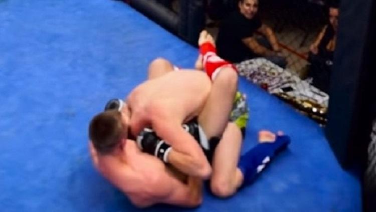 sebuah pertandingan MMA Montreal Fight League, di mana salah satu petarung mampu menumbangkan lawannya tanpa menggunakan teknik pukulan apapun. - INDOSPORT