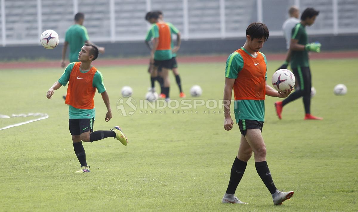 Para pemain Timnas Indonesia berlatih mengontrol bola.