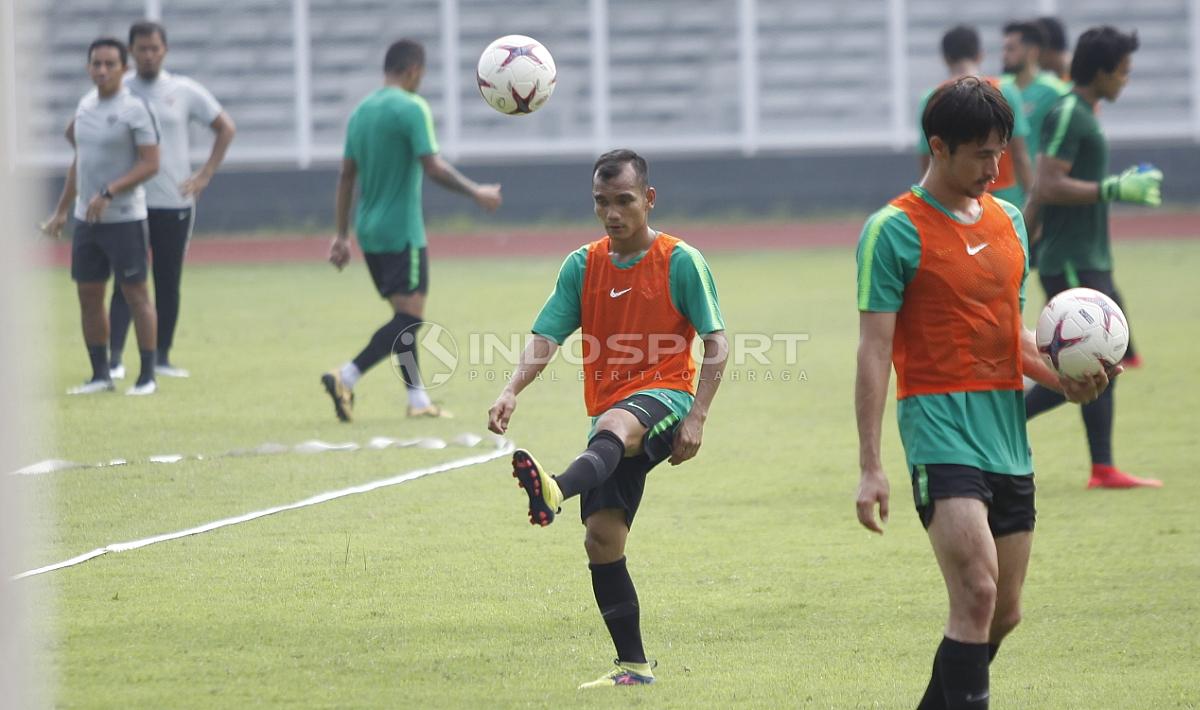 Riko Simanjuntak melakukan pemanasan sebelum memulai latihan bersama Timnas Indonesia.