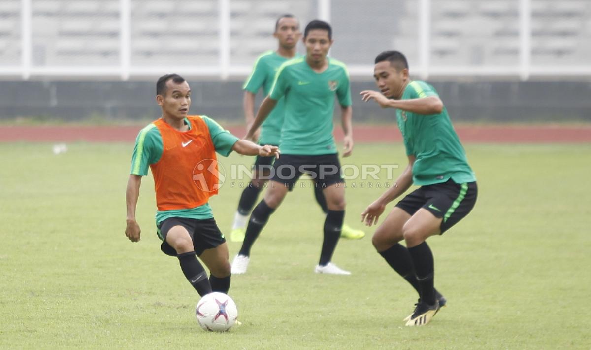 Aksi Riko Simanjuntak dalam menggiring bola di sesi latihan Timnas Indonesia.