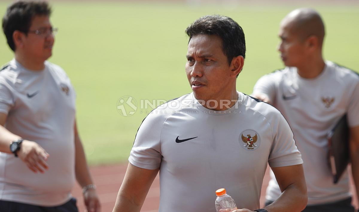 Pelatih Timnas Indonesia Bima Sakti dan asisten jelang Timnas Indonesia lawan Filipina. Copyright: Herry Ibrahim/Football265.com